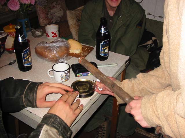 Банку открываем...