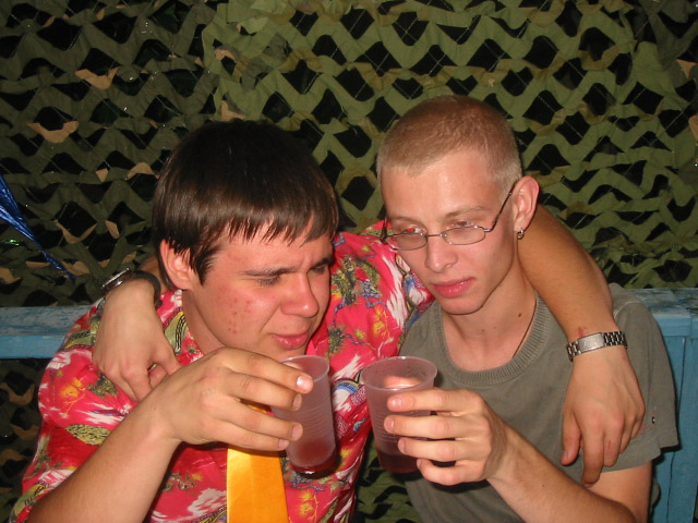 Мы с Витьком пьём коньяк