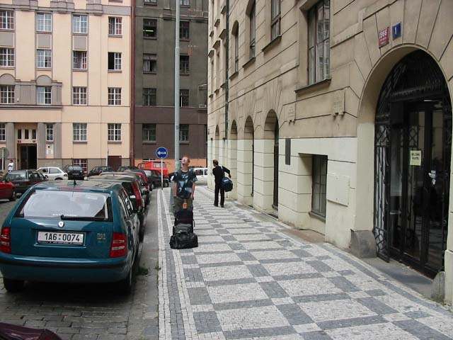 Из хостела на одной стороне улицы в хостел на другой