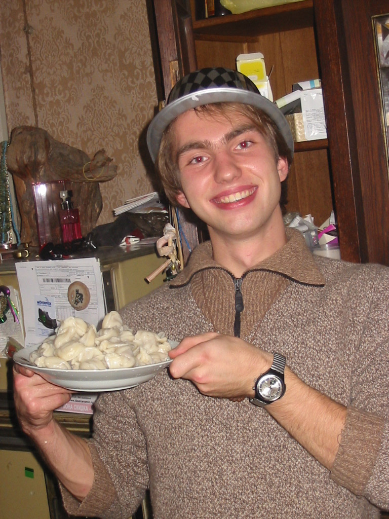Митяй сделал себе пельмешек..